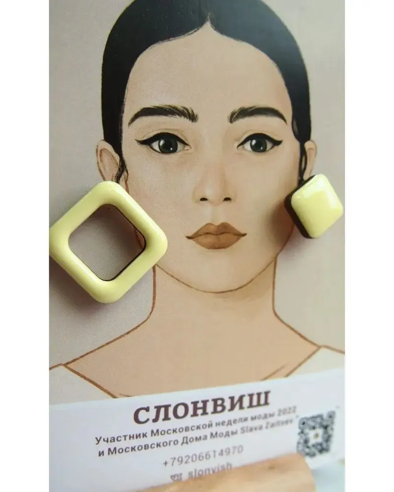 Серьги гвоздики асимметричные маленькие деревянные — желтый