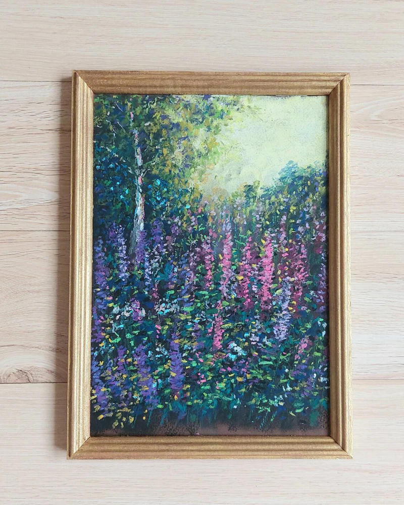 Яркие цветы лета Люпины и закат картина