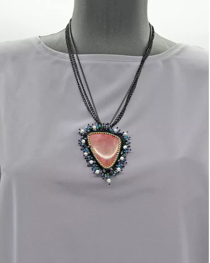 Кулон с родонитом и кристаллами Swarovski