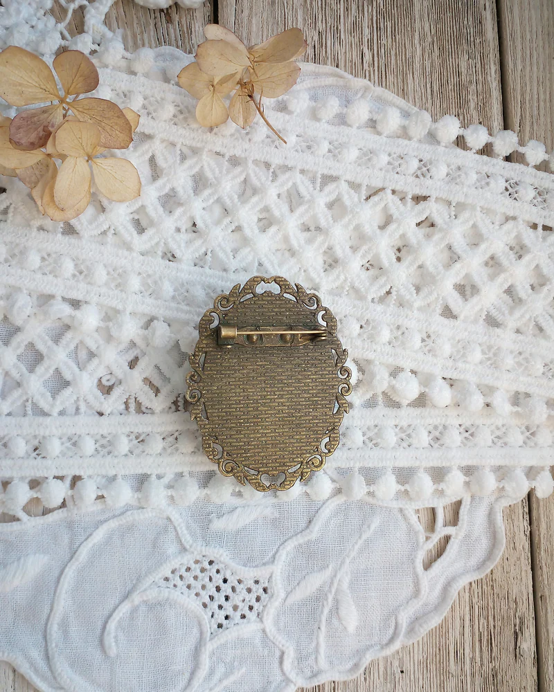 Брошь с вышивкой "Розы в сентябре"