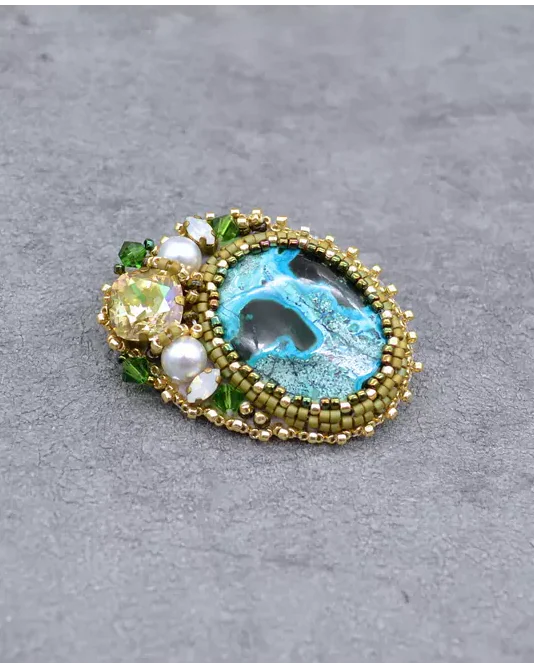 Брошь ручной работы с хризоколлой и Swarovski