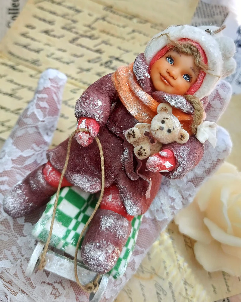 Ватная игрушка "Девочка на санках с одеялком и мишкой"