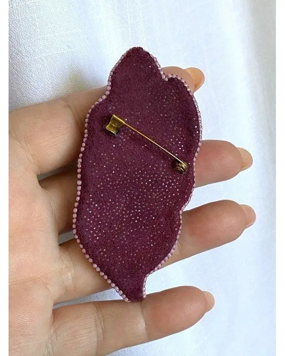Брошь «Листик» — сиренево-розовая, с кристаллом Swarovski