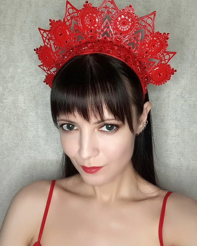Красная корона на ободке