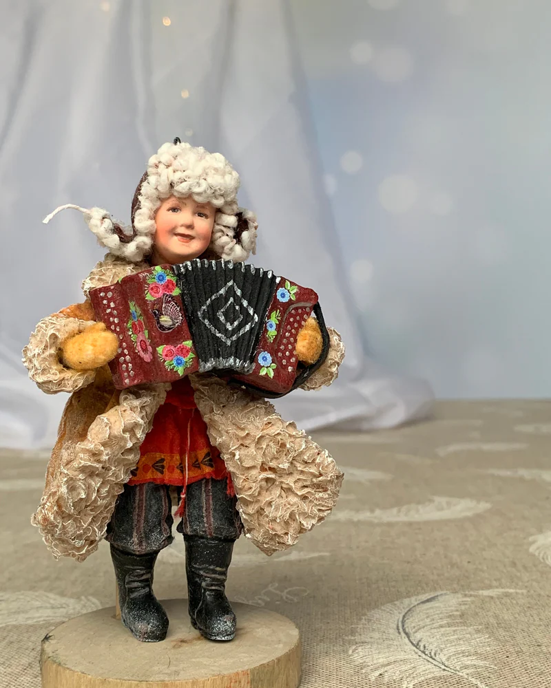 Мальчик с гармонью — Тёмный костюм