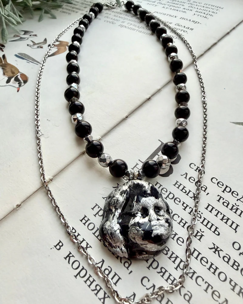 Колье куколка черно-серебристая