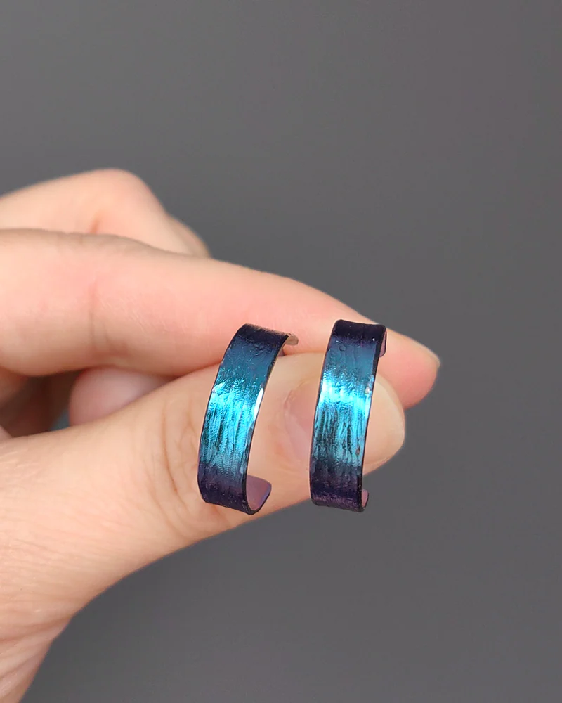 Серьги гвоздики из титана базовые — Синие узкие