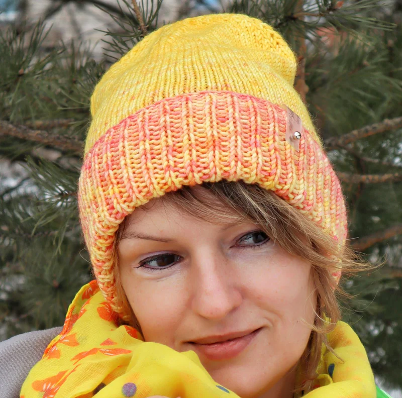 Яркая вязаная шапка из мериноса ручного окрашивания