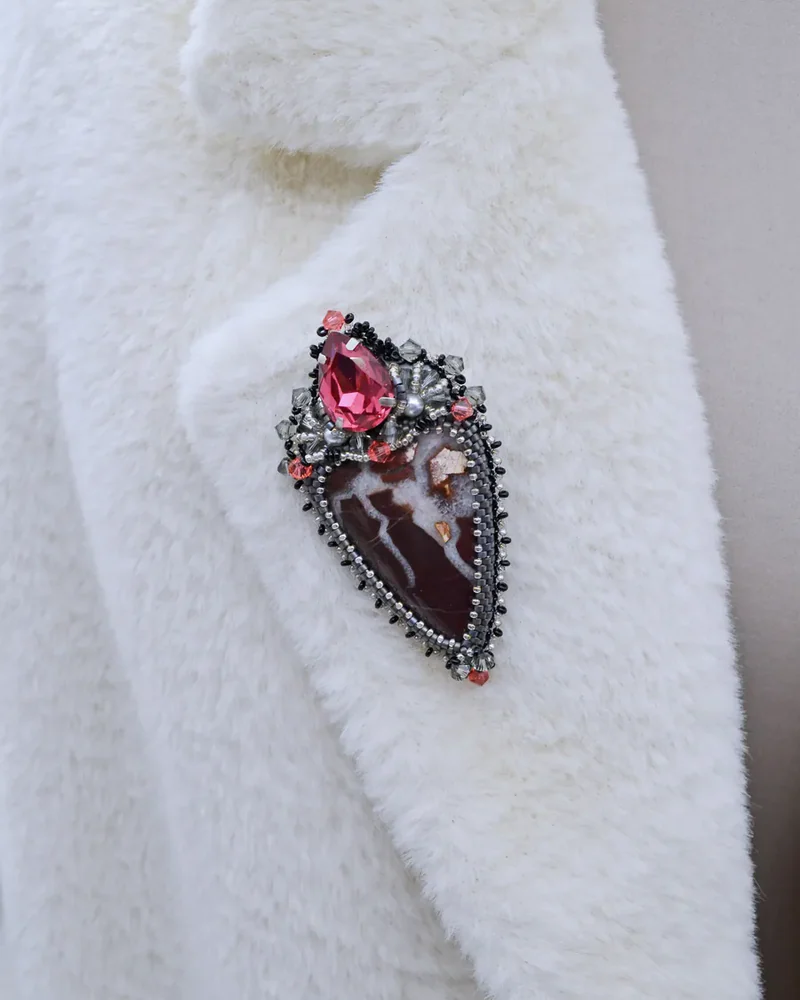 Брошь ручной работы с яшмой и Swarovski
