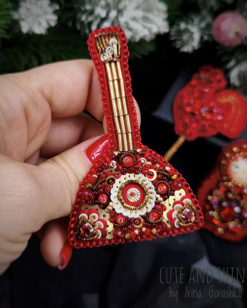 Брошь Балалайка