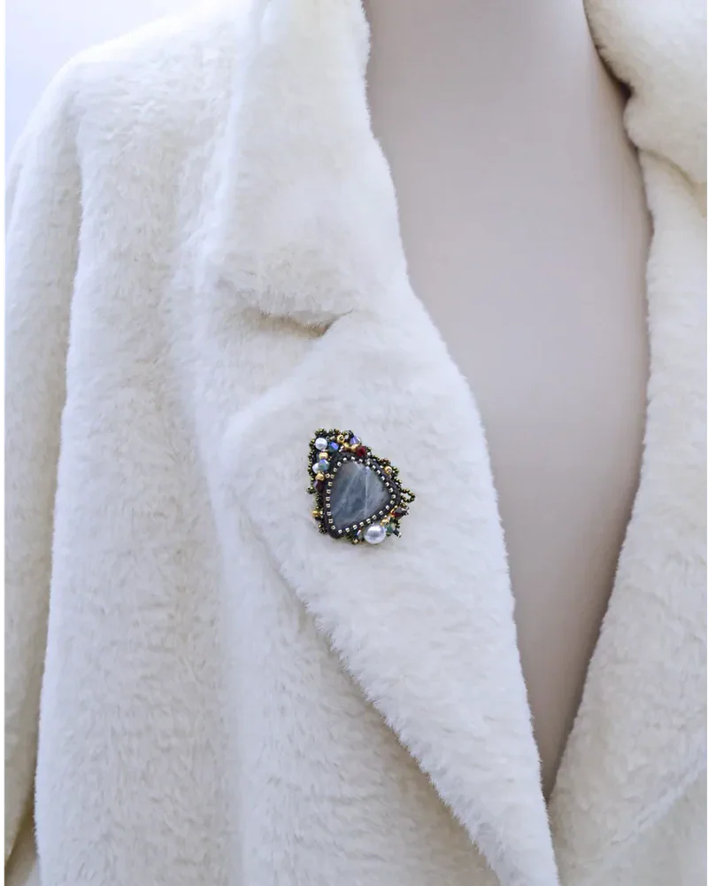 Брошь ручной работы с лабрадором и Swarovski