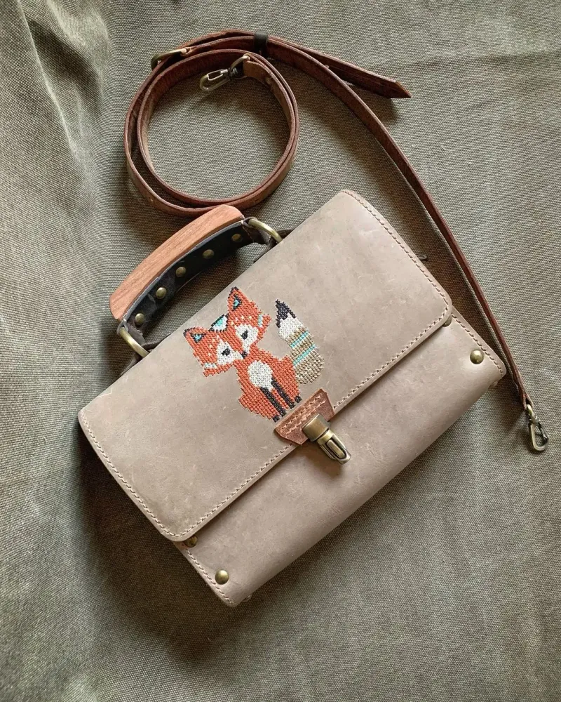 Кожаная сумка с вышивкой FOXY — Серый