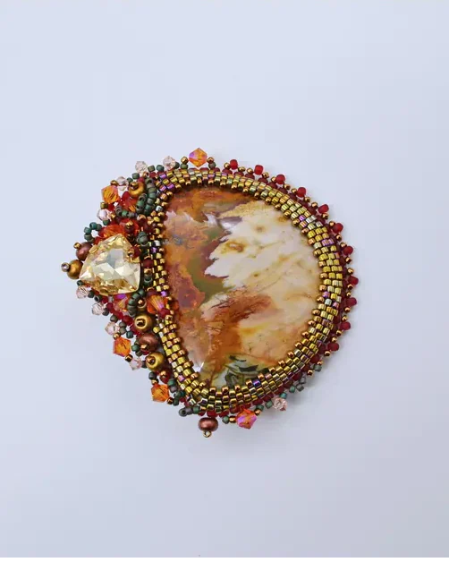 Брошь ручной работы с яшмой и Swarovski
