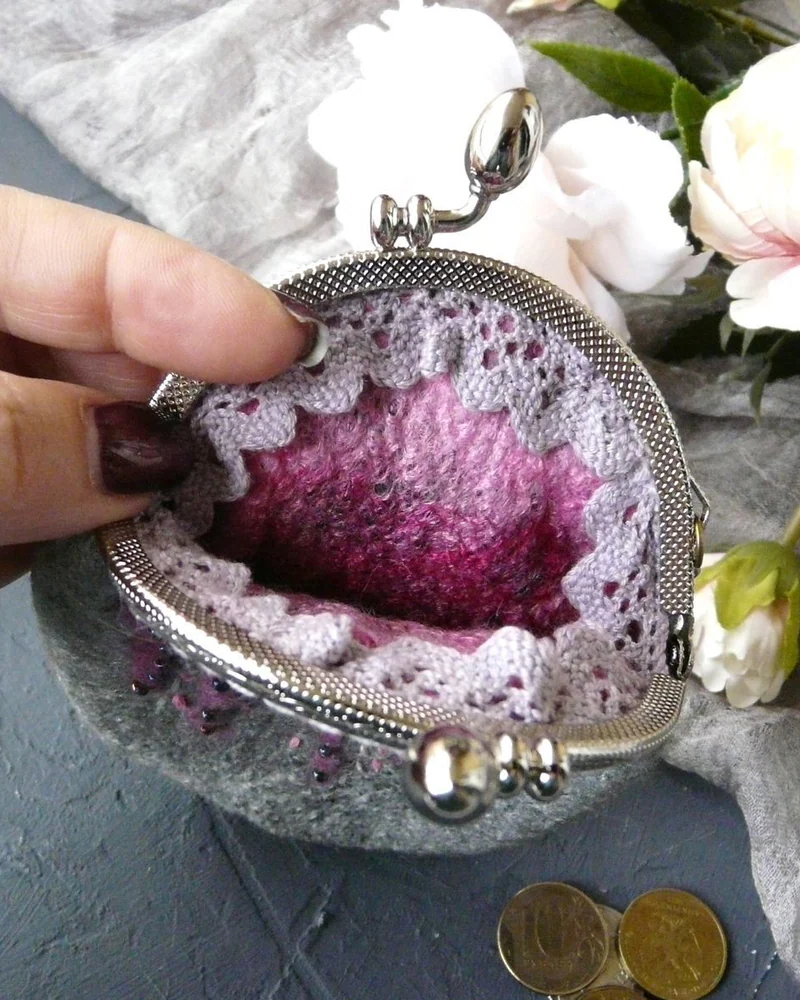 Косметичка маленькая, серая. В подарок женщине