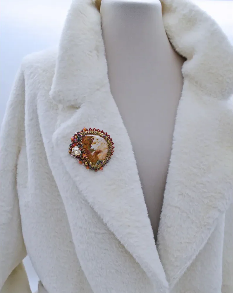 Брошь ручной работы с яшмой и Swarovski