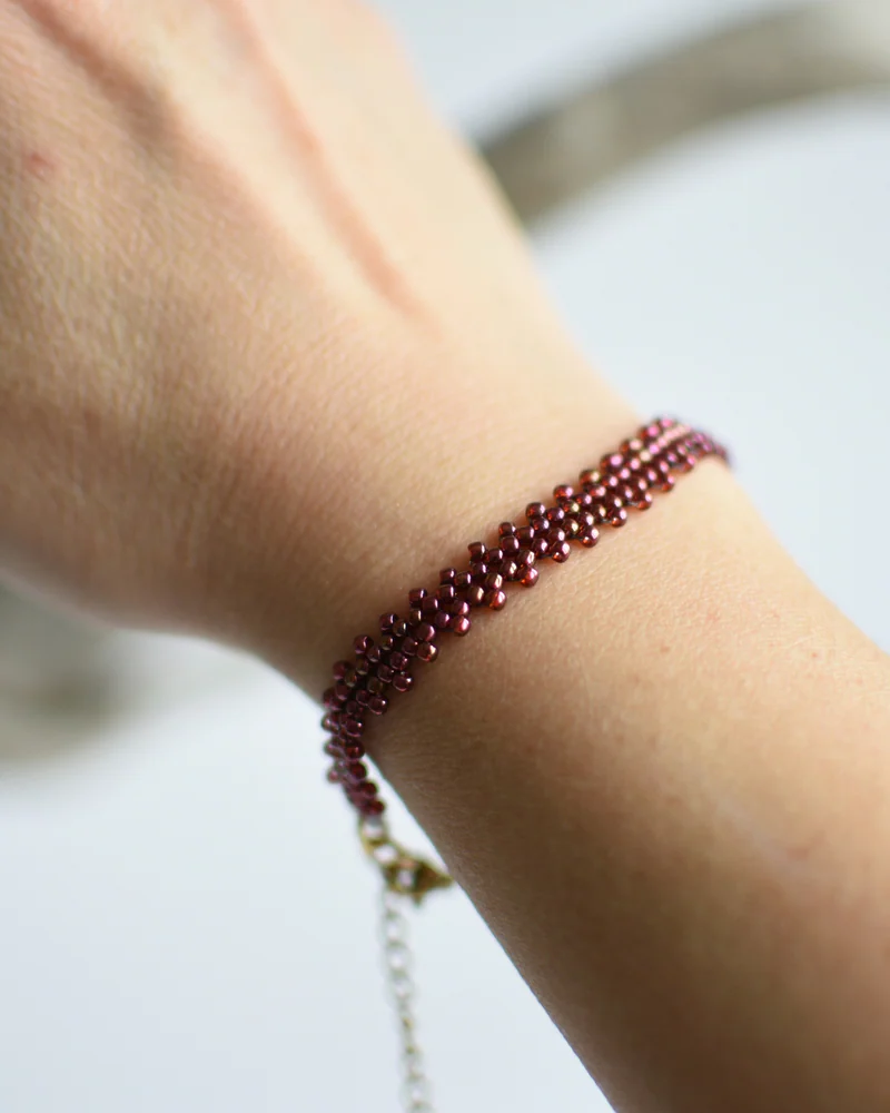 Красный браслет из бисера