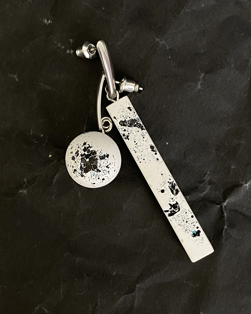 Серьги асимметричные из бетона — Белые с чёрным крапом