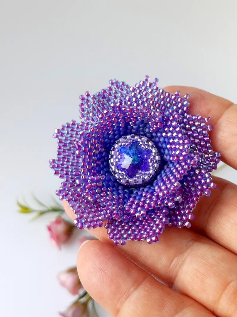 Сиреневая брошь «Цветок» с кристаллом Swarovski, D4см, ручная работа