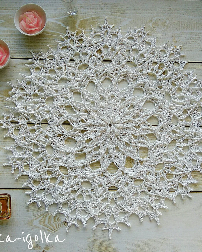Белая салфетка крючком