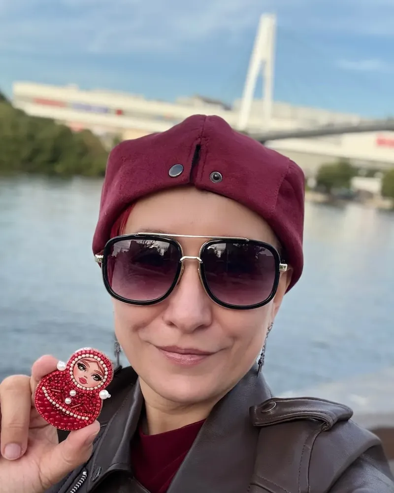 Красная брошь «Неваляшка»