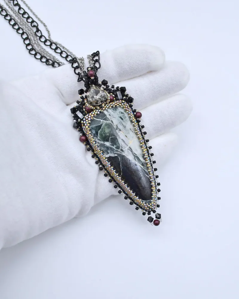 Кулон ручной работы с офитом и Swarovski