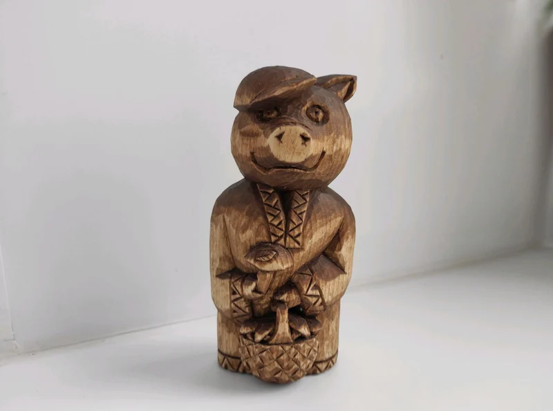 Статуэтка «Хрюшка с корзиной грибов» из лещины