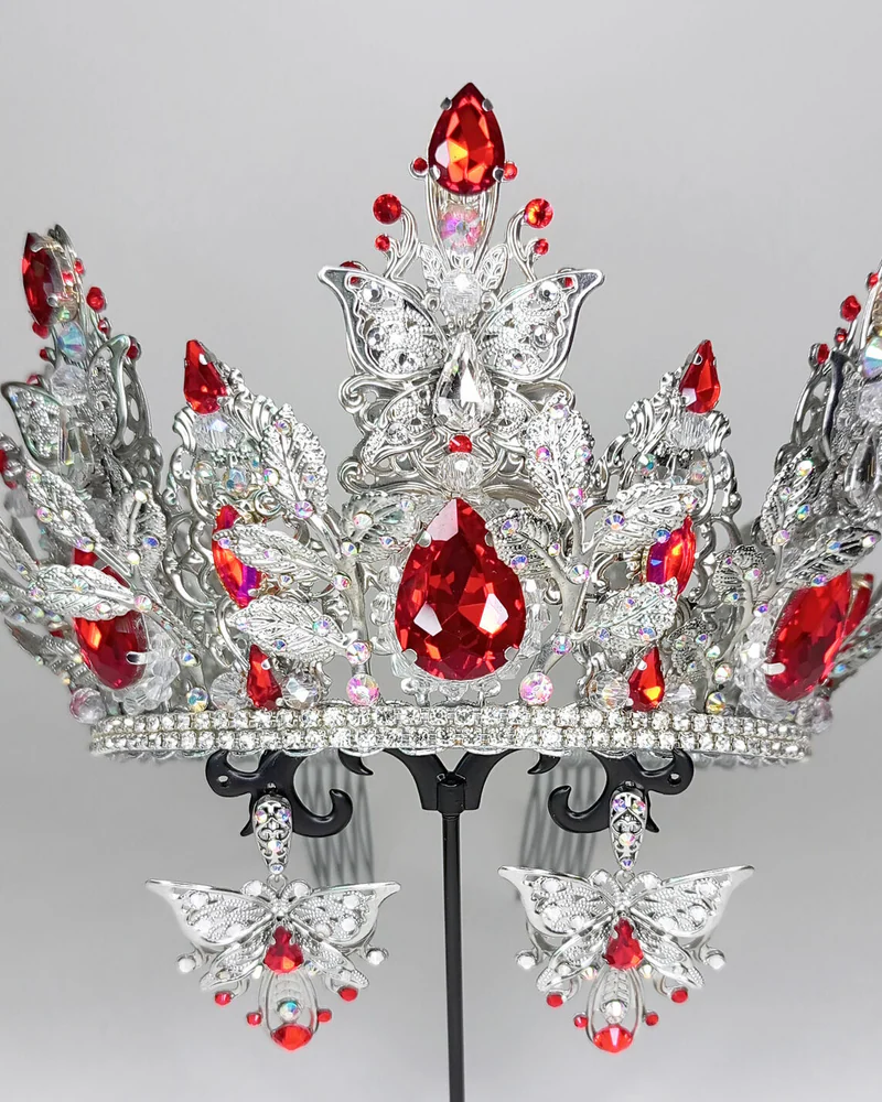 Серебряная корона и серьги с красными кристаллами