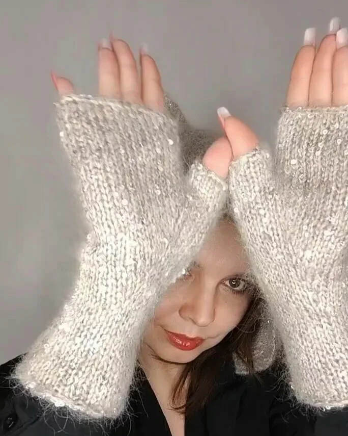 Чепчик с ушками и митенки с пайетками