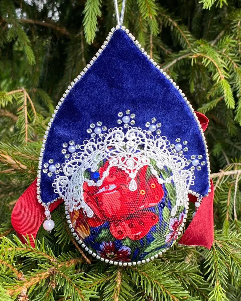 Ёлочная игрушка из коллекции Кокошники "Морозная роза"