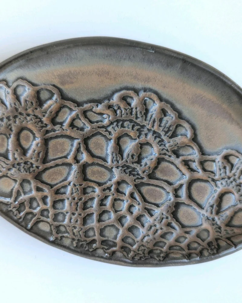 Мыльница керамическая овальная без слива. Мыльница Кружево. Коричневая