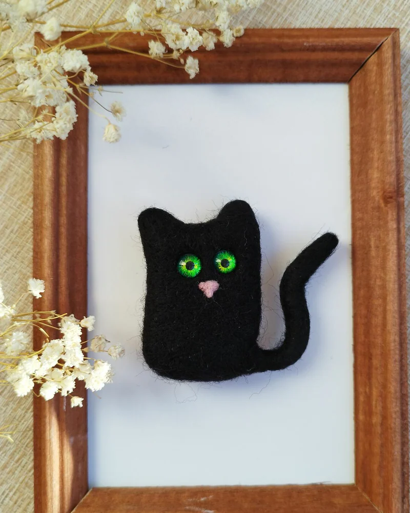 Черная кошка, черный кот Брошь из шерсти Белый котик, рыжий котенок