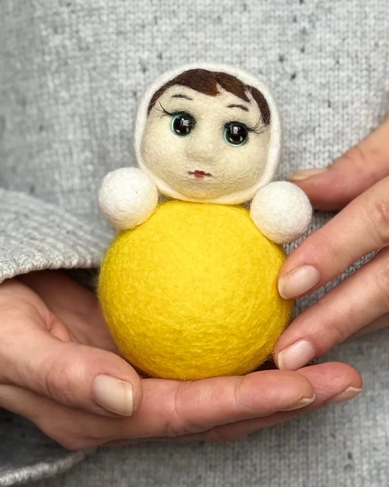 Елочная игрушка - солнечная неваляшка