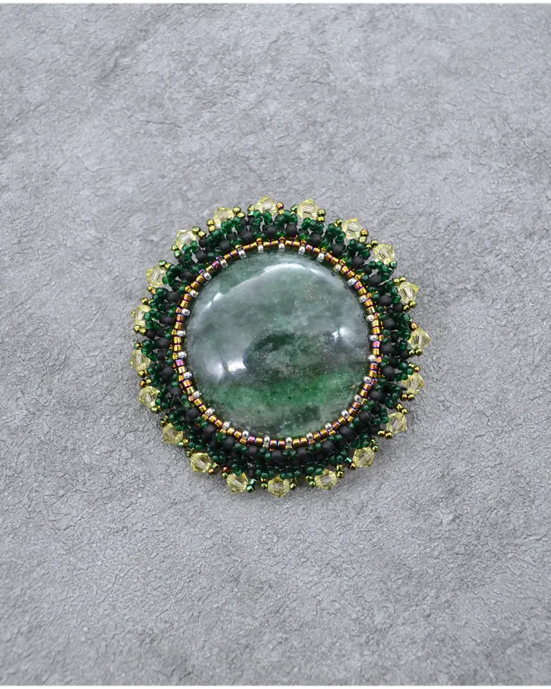 Брошь ручной работы с авантюрином и Swarovski