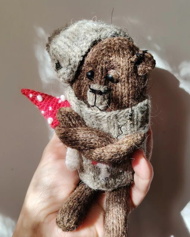 Коричневый мишка-грибник