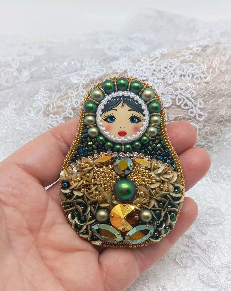Брошь матрёшка Людмила из бисера зелёный золотой