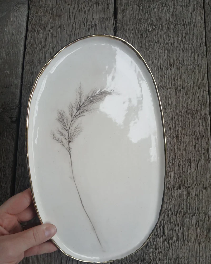 Белое овальное блюдо в золоте, 21×16 см