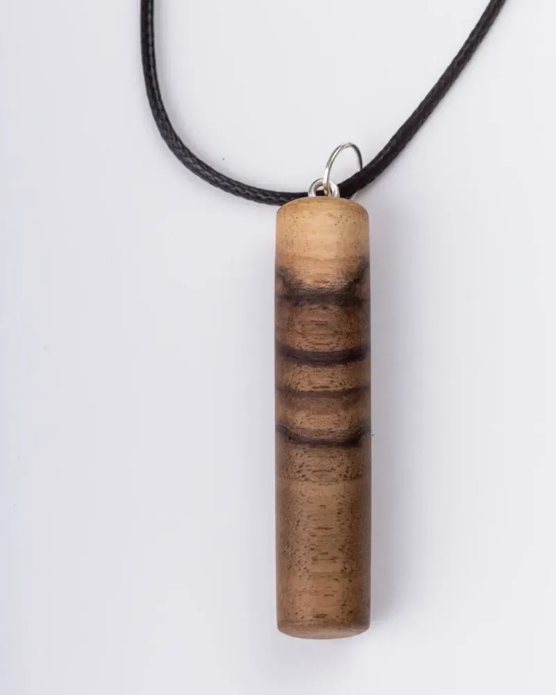 Кулон из древесины ореха