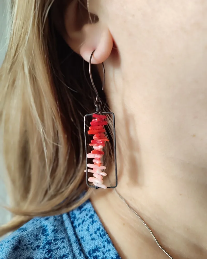 Серьги ручной работы из меди с кораллами