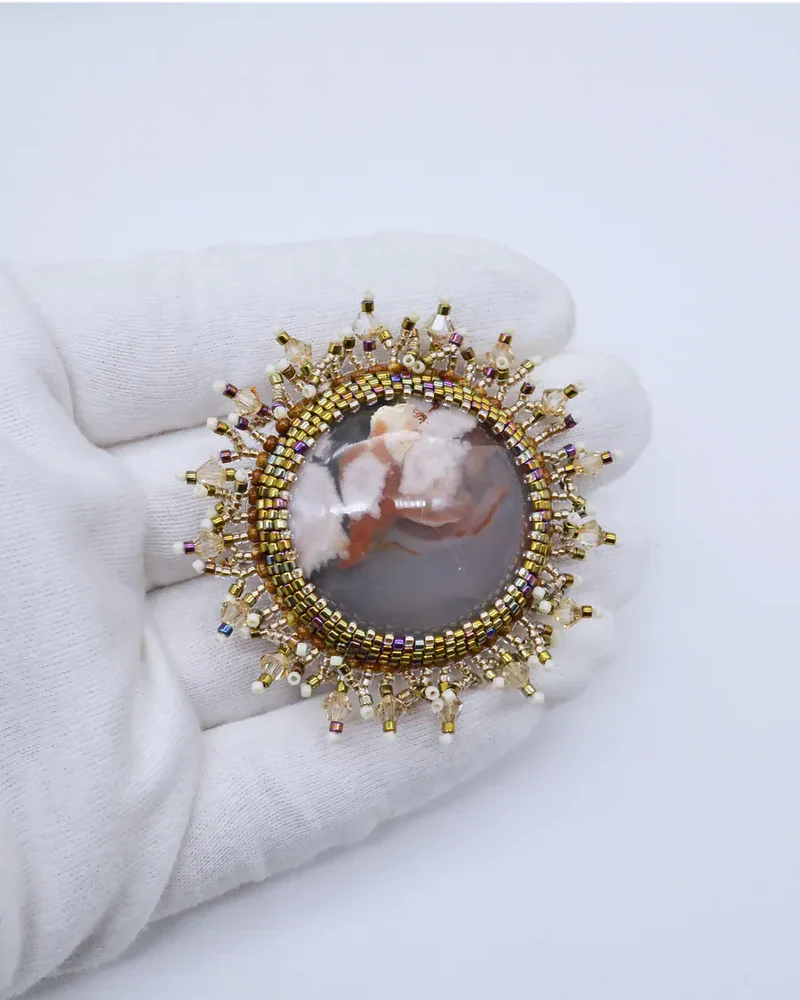 Брошь ручной работы с агатом и Swarovski