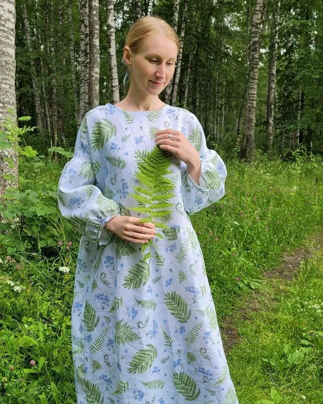 Платье льняное с незабудками, голубое