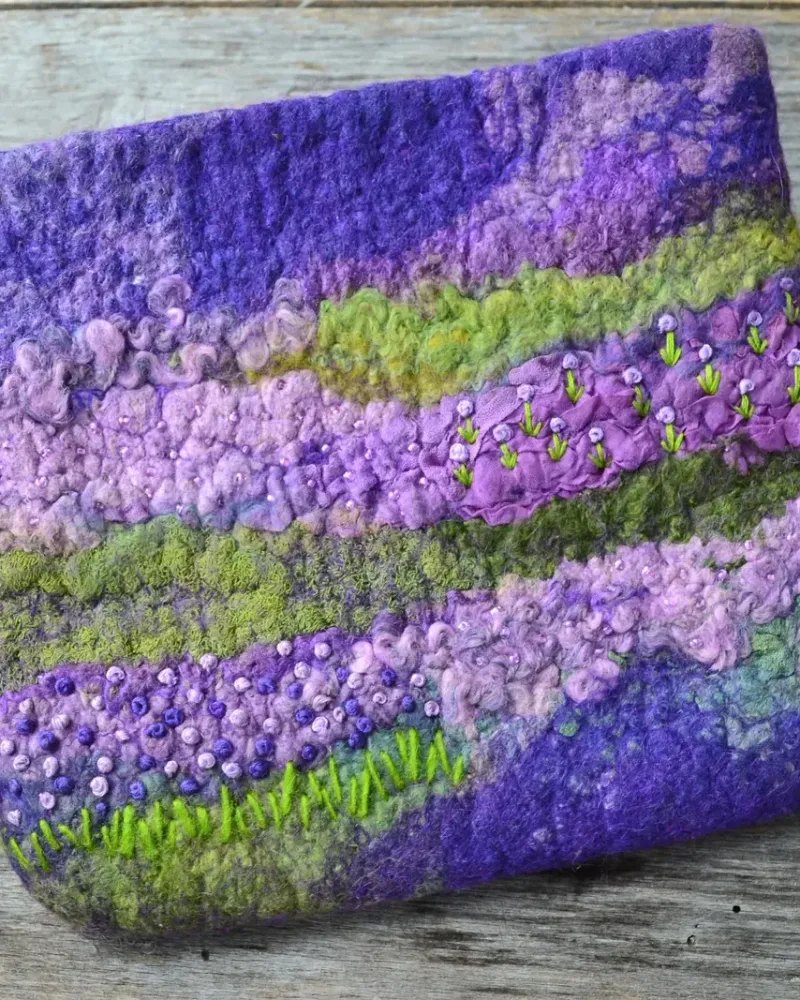 Валяная косметичка с вышивкой — 19×16 см