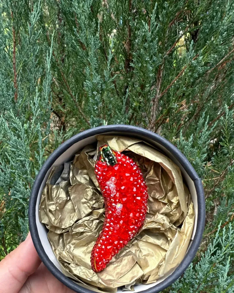 Красная брошь «Перец»