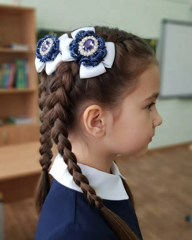 Школьные бантики «Полу-Камелия»Яркие бело-синие бантики