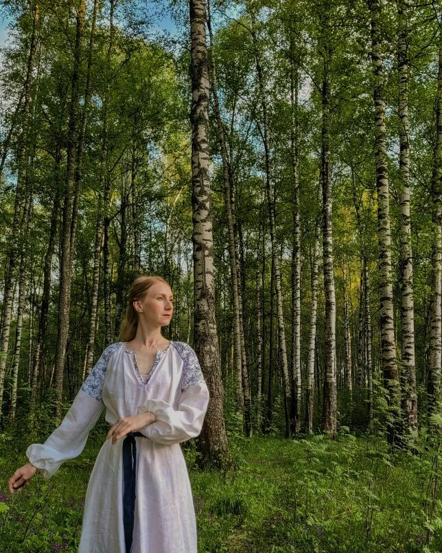 Платье льняное в народном стиле, белое с синим поясом
