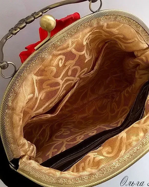 Черная сумка женская с цветком на фермуаре Красный мак замшевая