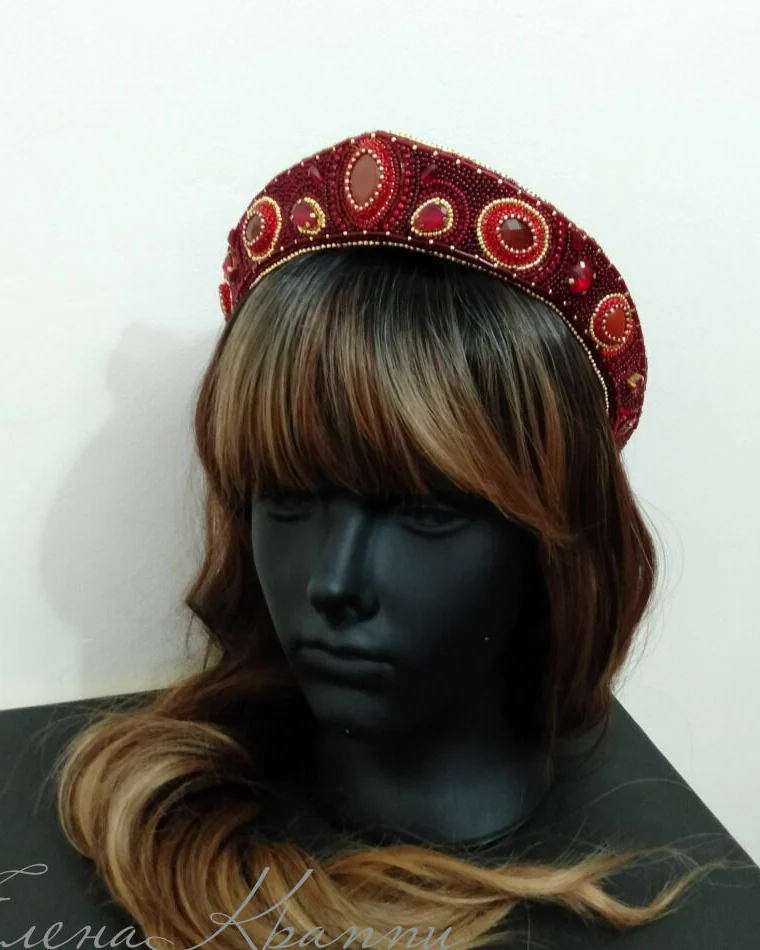 Красный кокошник с натуральными камнями