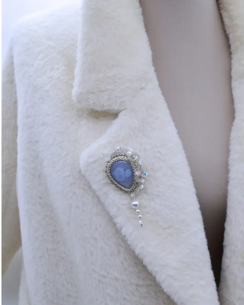 Брошь ручной работы с сапфирином и Swarovski
