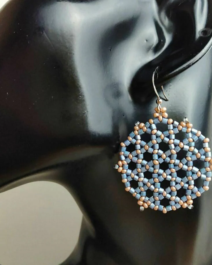Серьги круглые серые ажурные из бисера