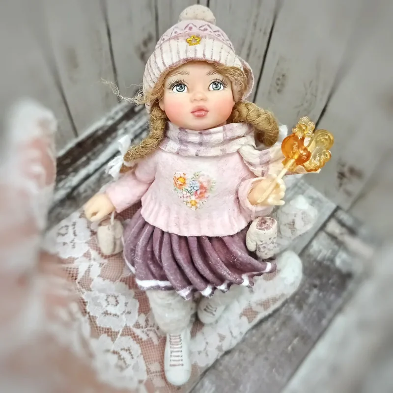 Ватная ёлочная игрушка "Девочка на коньках"