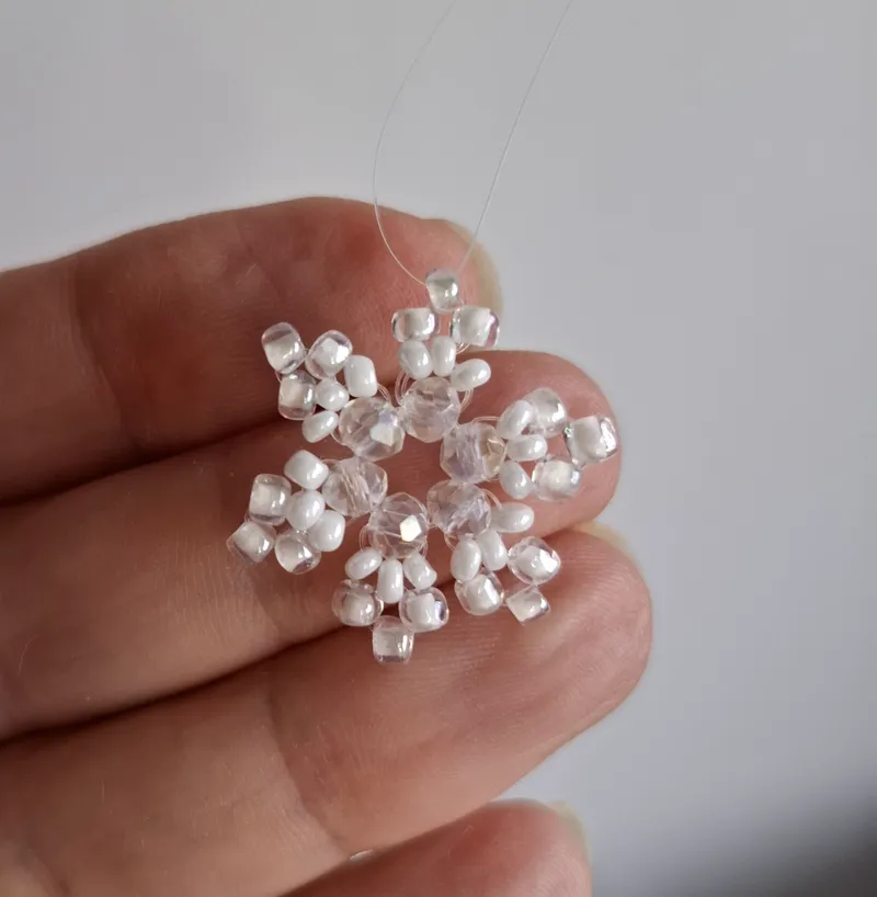 Снежинки из бусин и бисера